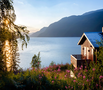 Cabin on the lake (Adobe Stock Photo)